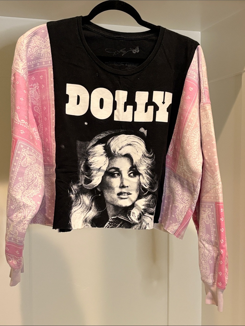 Upcycle DOLLY Parton Graphic Cropped Pullover with Pink Bandana Print Sleeves